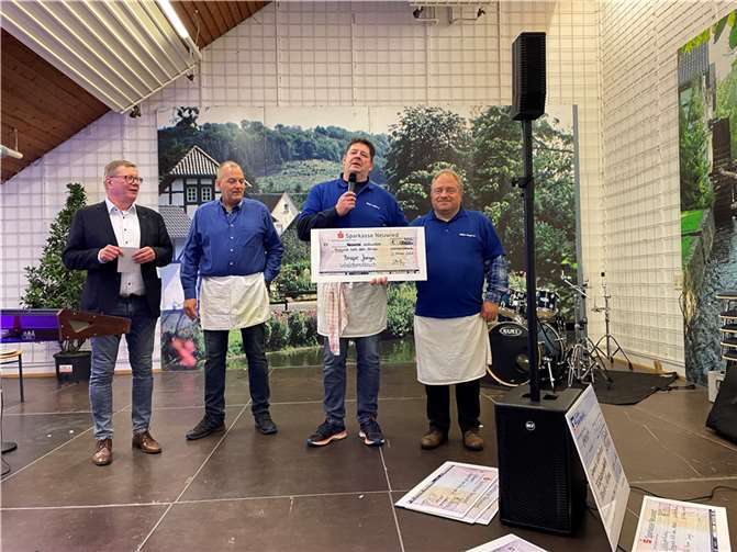 Im Rahmen der Veranstaltung konnten einige Spendenschecks übergeben werden. Foto: privat