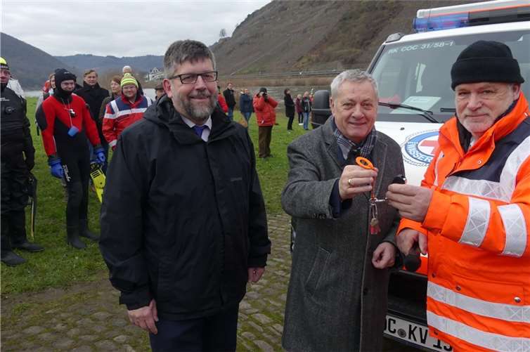 Im Rahmen der Veranstaltung übergab Landrat Schnur den Schlüssel für ein neues Einsatzfahrzeug der Wasserwacht.
