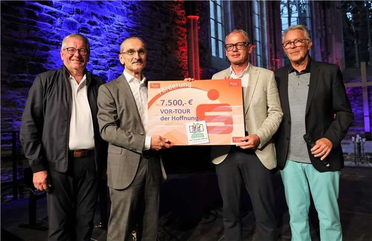 Im Rahmen der Veranstaltung übergab Sparkassen-Vorstand Dr. Hermann-Josef Richard (2. von links) einen 7500-Euro-Scheck an den VOR-TOUR-VORSTAND Hans-Josef Bracht (links), Bernhard Sommer (2. von rechts) und Jürgen Grünwald (rechts).  Foto: Olga Krapivina