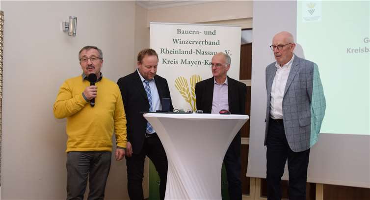 Im Rahmen der Veranstaltung wurde Clemens Neises aus Ochtendung mit der silbernen Ehrennadel des Bauern und Winzerverbandes Rheinland-Nassau ausgezeichnet.