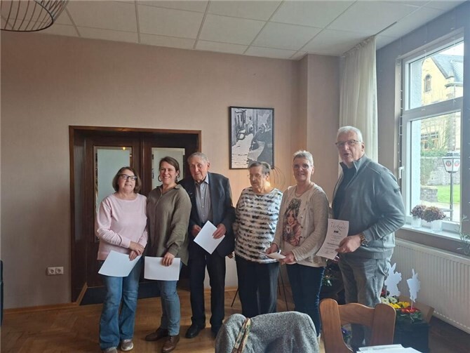 Im Rahmen der Veranstaltung wurden langjährige Mitglieder für ihre 30- und 10-jährige Zugehörigkeit geehrt und erhielten ihre Urkunden.