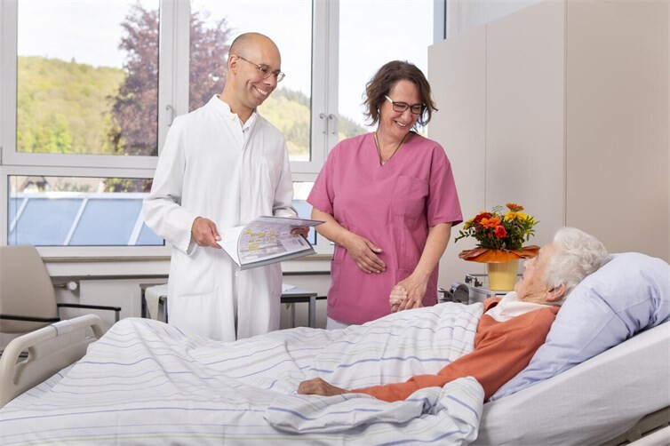 Im Rahmen der Veranstaltungsreiche „Medizin verstehen“ informiert Dr. Thomas Lepping (Chefarzt Akutgeriatrie und Frührehabilitation, li.) über typische Anzeichen, mögliche Auslöser sowie Vorbeugung und Behandlung von Delir-Zuständen.  Foto: Joachim Gies | Marienhaus