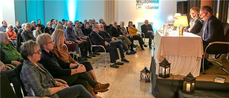 Im Rahmen der Veranstaltungsreihe „Kultur im Rathaus“ las Kriminalautor Wolfgang Kaes gemeinsam mit seiner Frau Helga aus seinem neuesten Roman „Endstation“. Foto: JOST