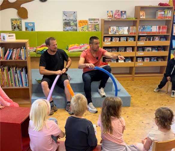 Mit Geschichten Mut machen Im Rahmen der Veranstaltungsreihe „Reisen ins Geschichtenland“ hat CDU-Bürgermeisterkandidat Dr. Daniel Phiesel in der Öffentlichen Bücherei St. Martin aus dem Bilderbuch „Räuber Ratte“ vorgelesen. Foto: privat