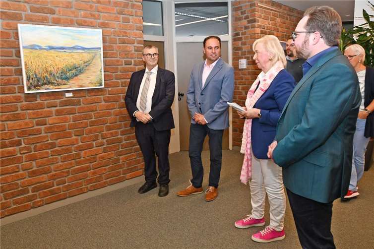 Im Rahmen der Vernissage berichtete die Künstlerin Diethilde Bender (vorne) den Teilnehmenden viel Wissenswertes zu ihren Bilder. V.l.n.r. Landrat Dr. Alexander Saftig, Kreisbeigeordneter Jens Firmenich, Künstlerin Diethilde Bender, Erster Kreisbeigeordneter Pascal Badziong.  Fotos: Kreisverwaltung MYK/Wiebke Schaaf