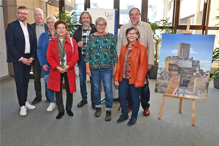 Im Rahmen der Vernissage berichteten die Künstler der Gruppe Regenbogen94 Landrat Marko Boos (links) viel Wissenswertes zu ihren Bildern.  Foto: Kreisverwaltung MYK/Wiebke Schaaf