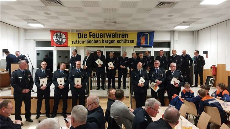 Im Rahmen der Versammlung fanden Ehrungen, Neuaufnahmen, Beförderungen und Verabschiedungen aus dem aktiven Dienst statt. Foto: privat