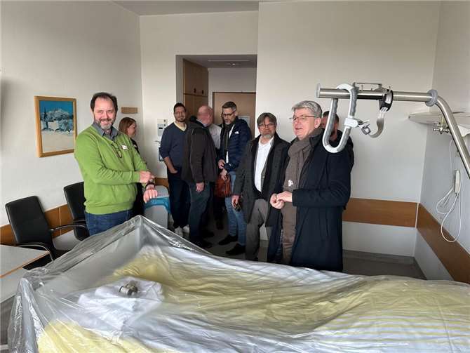 Verträge unterzeichnet: Klinikzukunft in Neuwied gesichert Im Rahmen der Vertragsverhandlungen verschafften sich Vertreter der Stadt Neuwied vor Ort ein Bild vom Zustand des Klinikgebäudes.Fotos: Stadt Neuwied/Ulf Steffenfauseweh