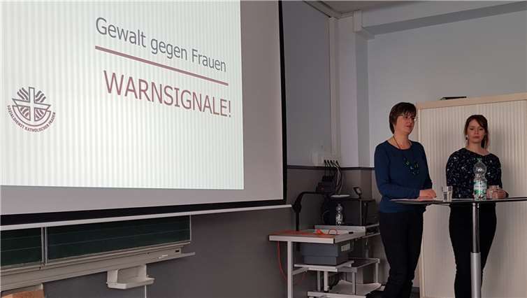 Im Rahmen der Vortragsreihe „Ethik an der Wirtschaftsschule“ an der Dr. Zimmermannschen waren am 8. Mai Frau Neisius, die Leiterin des Frauenhauses Koblenz, und ihre Kollegin Frau Hamann zu Gast.Foto: privat