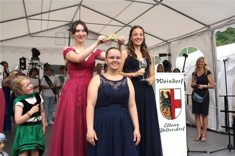 Im Rahmen der Weinfesttage Vinalia in Ellenz-Poltersdorf wurde Pia Lenz von ihrer Vorgängerin Johanna Fischer zur neuen Weinkönigin gekrönt.