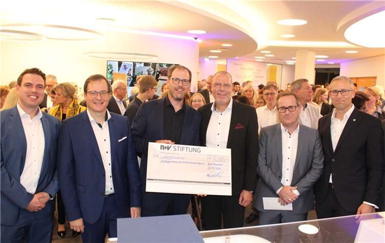 Im Rahmen der Wiedereröffnung übergab die R+V Stiftung einen Scheck über 6.000 Euro für die Bürgerstiftung der VR Bank RheinAhrEifel eG.