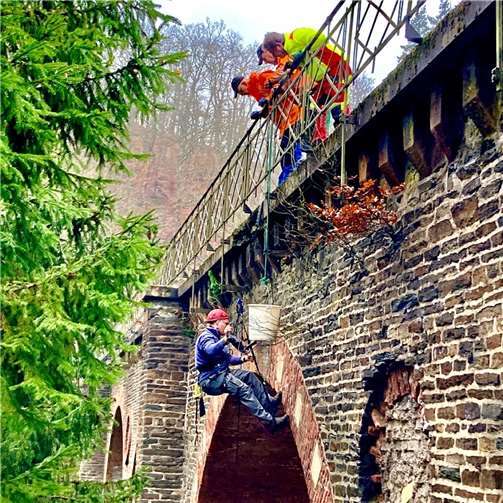 Im Rahmen der anstehenden Brückenprüfung zur Vorbereitung der Inbetriebnahme des nächsten Abschnitts zwischen Bendorf und Grenzau wurde das Viadukt seitlich gesäubert und von allem möglichen - auch kleinteiligem - Bewuchs befreit.Fotos: privat