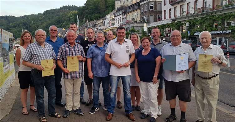 Im Rahmen der diesjährigen Jahreshauptversammlung trafen sich der neue CKG-Vorstand und die Geehrten zu einem Erinnerungsfoto.Foto: -TE-