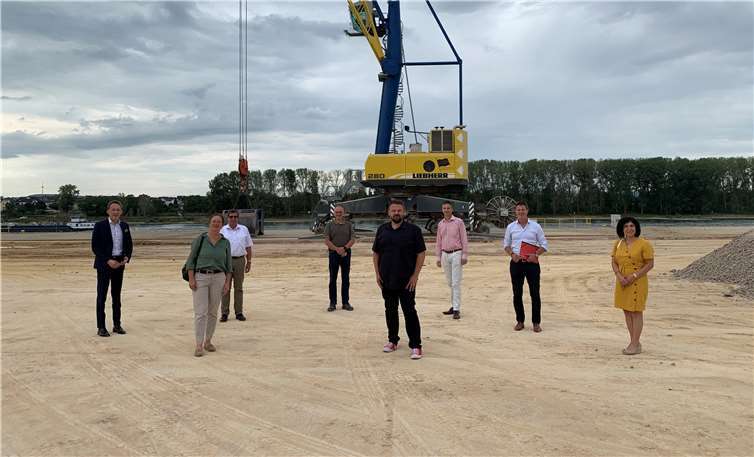 Im Rahmen der diesjährigen Sommerreise besuchten der Landtagsabgeordnete Marc Ruland, der Bendorfer Bürgermeisterkandidat Christoph Mohr, die designierte Landtagskandidatin Karin Küsel, Detlev Pilger, MdB, und Zeynep Begen Mitte August den Bendorfer Hafen und die dort ansässige Bendorfer Umschlag- und Speditionsgesellschaft (B.U.S.).Foto: privat