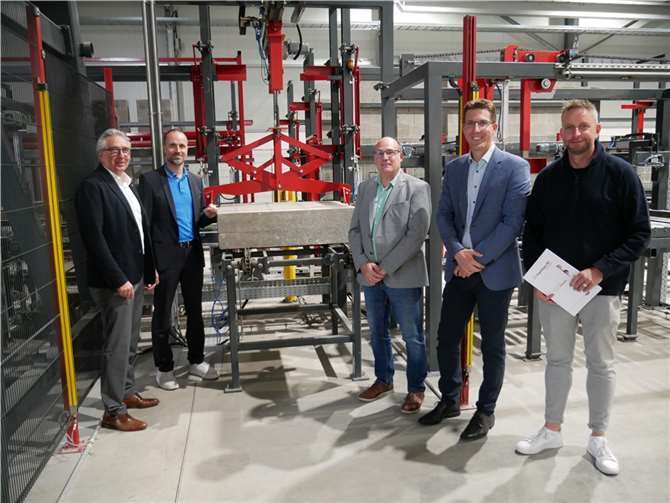 Im Rahmen der diesjährigen Sommerreise durch seinen Wahlkreis machte Clemens Hoch Station im Fertigteilewerk der Traumhaus AG in Kruft. Foto: Büro Clemens Hoch, MdL (SPD)