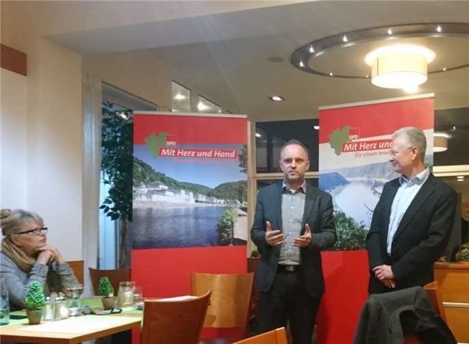 Im Rahmen der erfolgreichen Reihe „60 Minuten SPD“ stellten SPD-Kreisvorsitzender Mike Weiland (links) und Landrat Frank Puchtler (rechts) in Osterspai jetzt die weiteren Schritte im Breitbandausbau auf dem Weg zum Gigabit-Rhein-Lahn-Kreis den zahlreichen interessierten Gästen vor. Foto: Theresa Lambrich