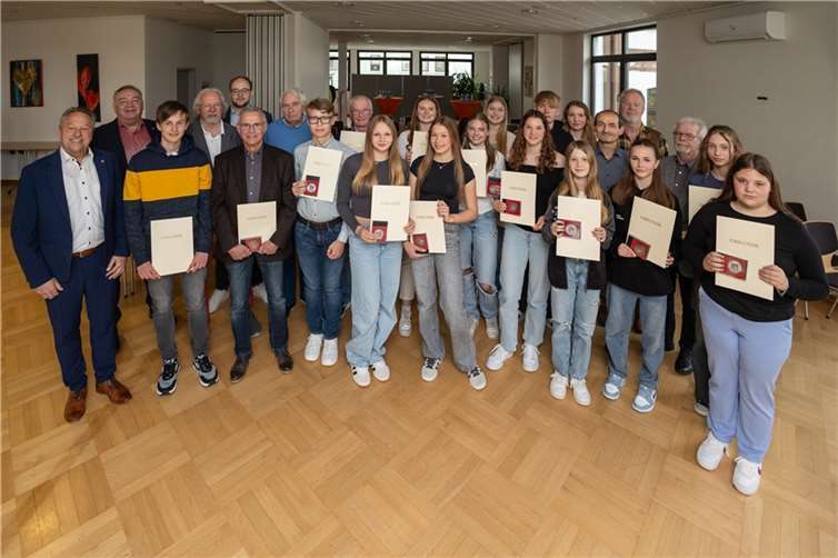 Im Rahmen der fünften Sportlerehrung der VG Rengsdorf-Waldbreitbach wurden erfolgreiche Sportlerinnen und Sportler im Rathaus in Rengsdorf geehrt.  Foto: Pascal Kiefer