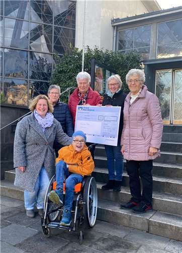 Im Rahmen der gelungenen Veranstaltung am Weltgebetstag konnte das Vorstandsteam eine Spende der Frauengemeinschaft in Höhe von 500 Euro an Familie Riedl aus Miesenheim übergeben.