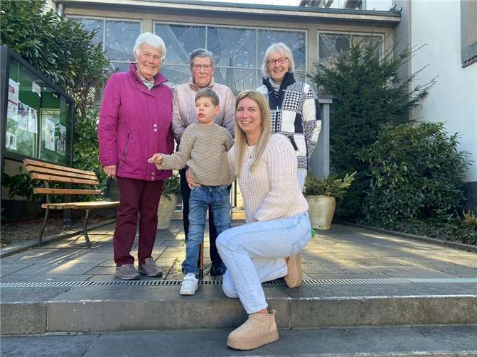 Im Rahmen der gelungenen Veranstaltung am Weltgebetstag übergab das Vorstandsteam zudem eine Spende der Frauengemeinschaft in Höhe von 500 Euro an Diandra Schleich und ihren Sohn Max, der an einer geistigen Behinderung leidet. Foto: privat