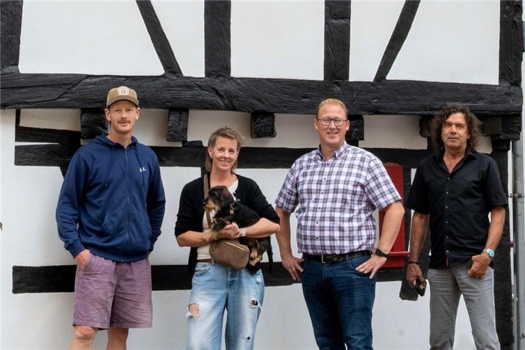 Im Rahmen der jährlichen Kreisbereisung besuchten Kreisdenkmalpfleger Dr. Reinhard Lahr und der Erste Kreisbeigeordnete Philipp Rasbach das idyllische Scheuren bei Unkel – hier mit Julia und Bastian Plag, die ein rund 300 Jahre altes kleines Haus „unter Dach und Fach“ gebracht haben.  Foto: Martin Boden