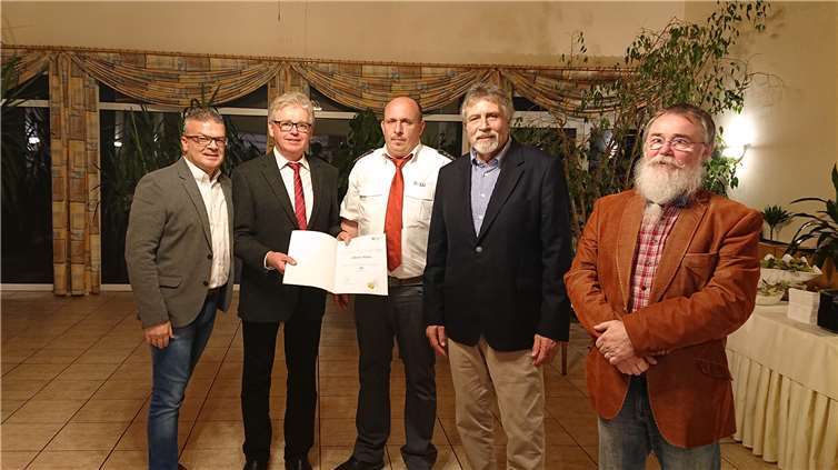 Im Rahmen der jüngst durchgeführten Blutspenderehrung im Raubacher Schützenhaus wurde der Puderbacher Bereitschaftsleiter, Oliver Klein durch den Präsidenten des DRK-Kreisverbandes Neuwied Werner Grüber für seine 30-jährige aktive Dienstzeit im DRK ausgezeichnet.Foto: privat