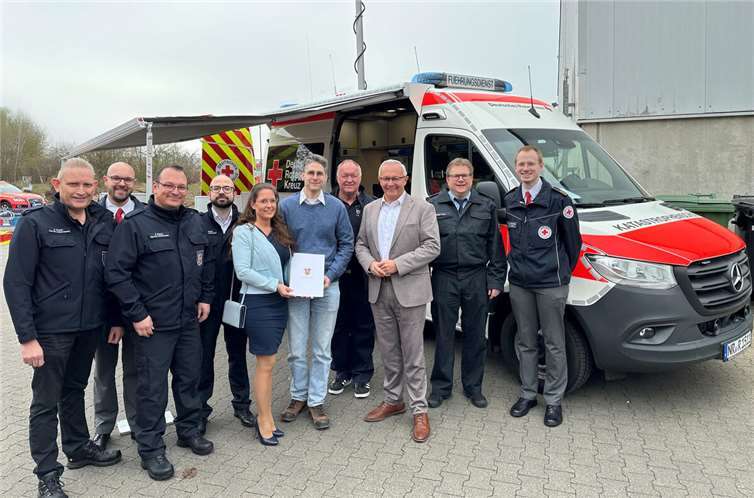 Im Rahmen der jüngsten Führungskräftefortbildung verschiedener Blaulicht-Einheiten im BKS-Zentrum im Neuwieder Industriegebiet konnte Landrat Achim Hallerbach Ernennungen und Ehrungen vornehmen. Rebecca Eul aus Ehlscheid ist jetzt Leitenden Notärztin und Johannes Zeller aus Neustadt/Wied Leitender Notarzt.Foto: Thomas Herschbach