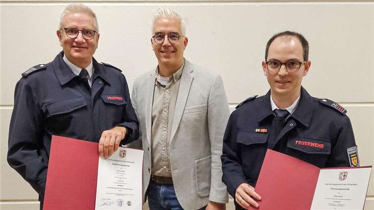 Im Rahmen der kürzlich stattgefundenen Verbandsgemeinderatssitzung der Verbandsgemeinde Altenahr hat Bürgermeister Dominik Gieler (Mitte) nach 14 Jahren Frank Linnarz (re.) aus dem Ehrenamt des Wehrleiters der Verbandsgemeinde Altenahr entpflichtet und Florian Ulrich aus der Freiwilligen Feuerwehr Ahrbrück für die Aufgabe des Wehrleiters verpflichtet. Foto: Wolfgang Stodden / VG Altenahr