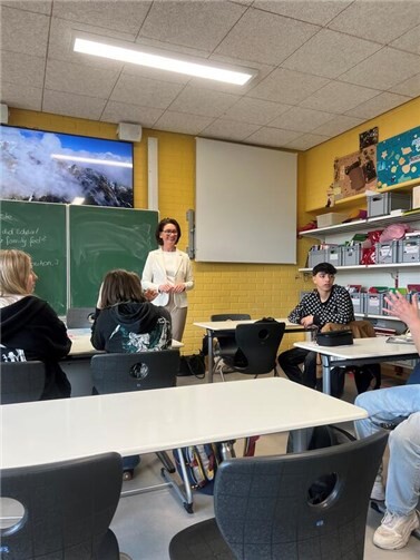 Im Rahmen der landesweiten Schulbesuchstage des Landtags Rheinland-Pfalz rund um den 9. November besuchte die CDU-Landtagsabgeordnete Petra Schneider die Barbarossaschule in Sinzig, um mit Schülerinnen und Schülern der Klasse 9d über Demokratie, Geschichte und aktuelle politische Themen ins Gespräch zu kommen. Foto: privat