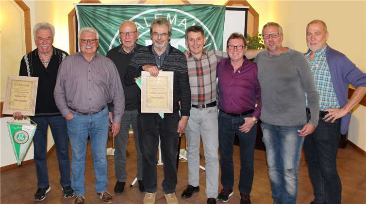 Im Rahmen der letzten Mitgliederversammlung zeichnete der Vorsitzende des FC Plaidt, Reinhold Jungbluth, einige treue Mitglieder für ihre langjährige Verbundenheit zum Verein aus.Foto: privat