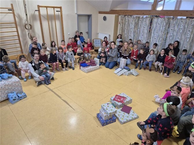Im Rahmen der stimmungsvollen Weihnachtsfeier nahmen die Kinder ihre Geschenke begeistert entgegen.  Foto: privat