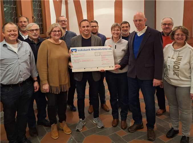 Im Rahmen der symbolischen Scheckübergabe stellten Herr und Frau Hartmann und Gisela Alt die Aktion Direkthilfe vor. V.li. Jörg Johann, Paul Kreber, Manfred Frickel, Gisela Alt, Frank Weiland, Jens Firmenich, Patrick Schaden, Ruth Hartmann, Werner Merkenich, Hanspeter Hartmann, Andreas Perscheid und Marion Graf. Foto: Christoph Jung