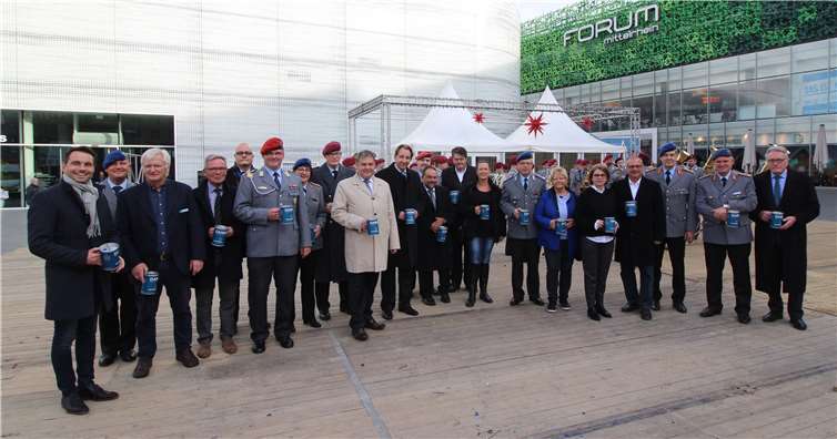Im Rahmen der traditionellen Haus- und Straßensammlungen des Volksbundes Deutsche Kriegsgräberfürsorge beteiligten sich am Zentralplatz auch Oberbürgermeister David Langner (l.) und weitere Persönlichkeiten aus Koblenz an den Sammlungen. Musikalische Unterstützung leistete hierbei das Heeresmusikkorps Koblenz. Stadt Koblenz