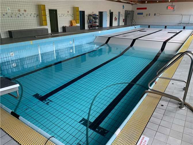 Im Rahmen der turnusmäßigen hygienischen Grundreinigung wurden die 120.000 Liter Wasser des Unkeler Hallenbades nicht einfach abgepumpt, sondern zur Wiederverwertung in Form der Bewässerung von Grünanlagen in Tanks geleitet.  Fotos: Kulturstadt Unkel am Rhein