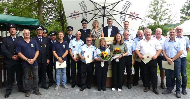 Im Rahmen des 100. Gründungsjubiläums der Senheimer Feuerwehr wurden zahlreiche Wehrleute geehrt und ausgezeichnet. Fotos: TE