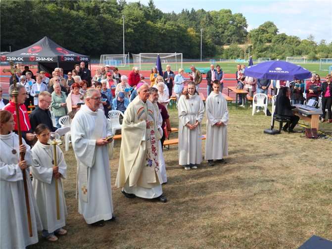 Im Rahmen des 105. Geburtstages der DJK-Ochtendung fand ein Gottesdienst mit dem Trierer Weihbischof Jörg Michael Peters im Jakob-Vogt-Stadion statt. Fotos: Bistum Trier/Julia Fröder