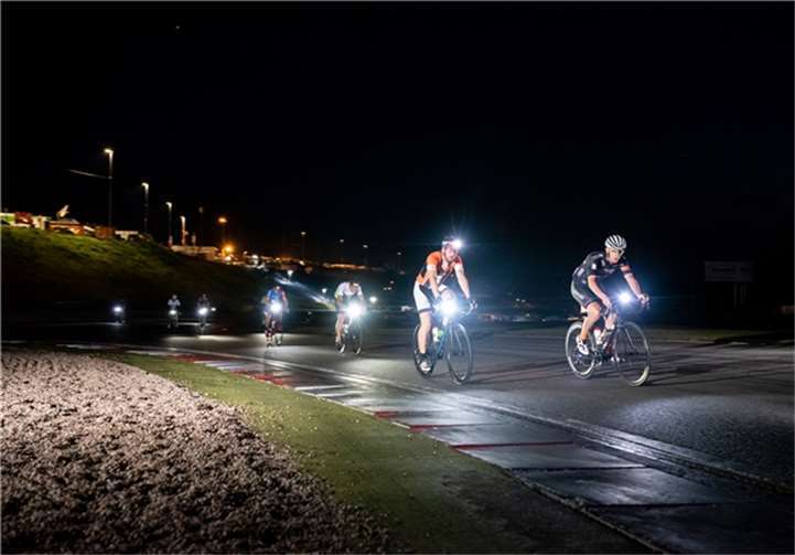 Im Rahmen des 24h-Rennens ging es für die Radfahrer auch Nachts über die Strecke des Nürburgrings.