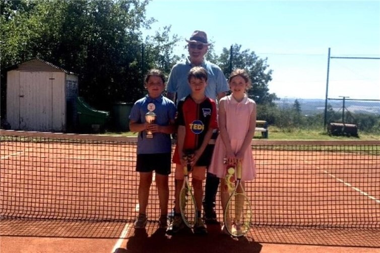 Im Rahmen des 28.Jugendtennisturniers beim TCNU wurde auch das Mainzelmännchenturnier mit 3 TeilnehmerInnen durchgeführt. Dabei waren die kleinsten TennisspielerInnen auf dem neuen Kleinfeld aktiv. Siegerin wurde Beatrice Orefice, 2. Sieger Karlo Killmann-Lux, 3.Kiana Weigand.