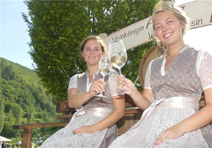 Im Rahmen des 85. Klottener Jubiläumsweinfestes übernahm Weinkönigin Amelie I. die Regentschaft. Im Amt begleitet wird sie künftig von Weinprinzessin Lea.Fotos: TE