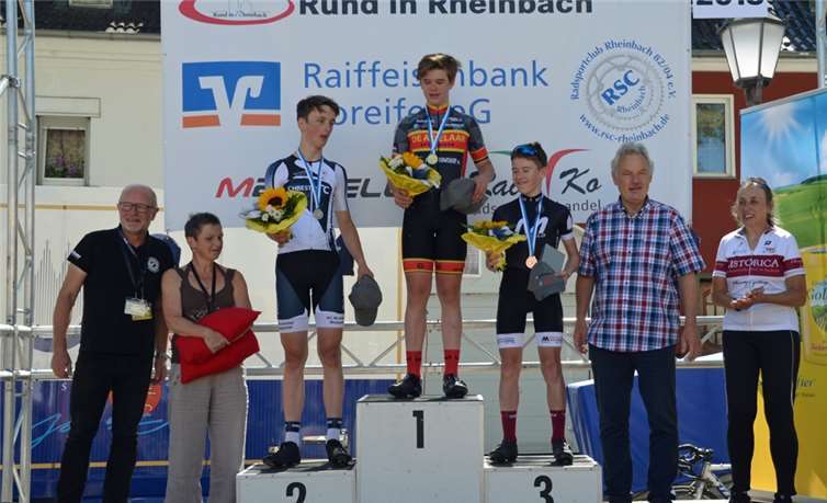 Im Rahmen des „ARAG Schüler Cup NRW 2018“ fuhren die Fahrer der Rennklasse U15 20 Runden. Justus Willemsen vom holländischen Verein AR&TV De Adelaar konnte sich vor Ben Felix Jochum vom RC Musketier Wuppertal durchsetzen. Knapp geschlagen belegte Torge Ruben Schmidt von heimischen RSC Rheinbach den dritten Platz.