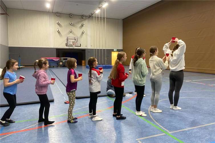 Im Rahmen des Abschlussturnens mussten auch Geschicklichkeitsspiele absolviert werden.