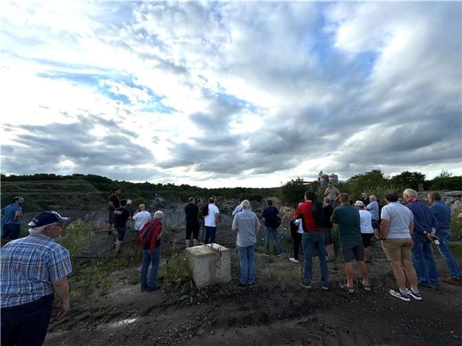 Im Rahmen des „Blauen Montag“ war eine Besichtigung der Firma „Mendiger Basalt“ eingebettet.  Foto: VG-Verwaltung Mendig