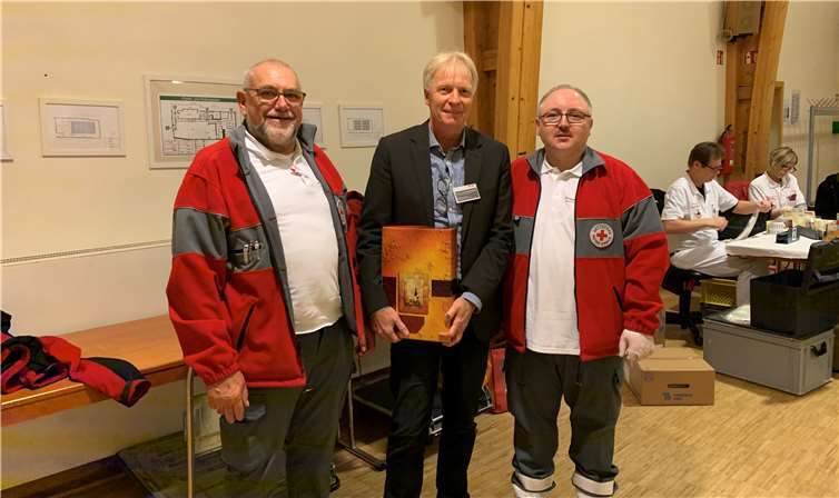 Im Rahmen des Blutspendetermins wurde der Referent des Blutspendededienstes,Franz-Josef Schneider, verabschiedet. Quelle: Deutsches Rotes Kreuz Ortsverein Rhens