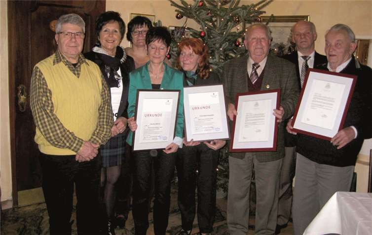 Im Rahmen des Cäcilienfestes des katholischen Kirchenchores wurden den Sängerinnen und Sängern die Auszeichnungen vom Vorstand des Chores überreicht.Privat