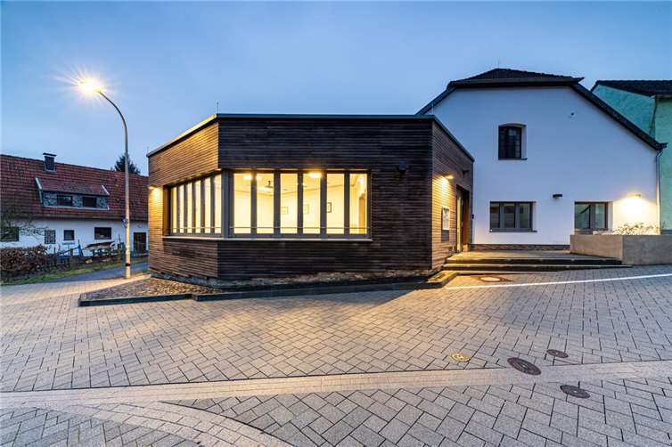 Im Rahmen des Dorfentwicklungskonzepts (DIEK) wurde der stark genutzte, aber baulich in die Jahre gekommene Dorfsaal umfassend saniert, erweitert und 2024 fertiggestellt.  Foto: Jens Unglaube