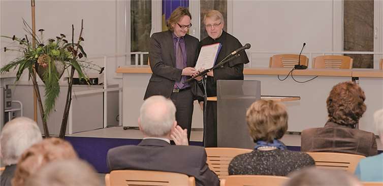 Im Rahmen des Festakts verlieh der Rektor dem neuen Lehrstuhlinhaber für Gemeindenahe Pflege in der Pflegewissenschaftlichen Fakultät, Professor Dr. Manfred Hülsken-Giesler, die Ernennungsurkunde. privat