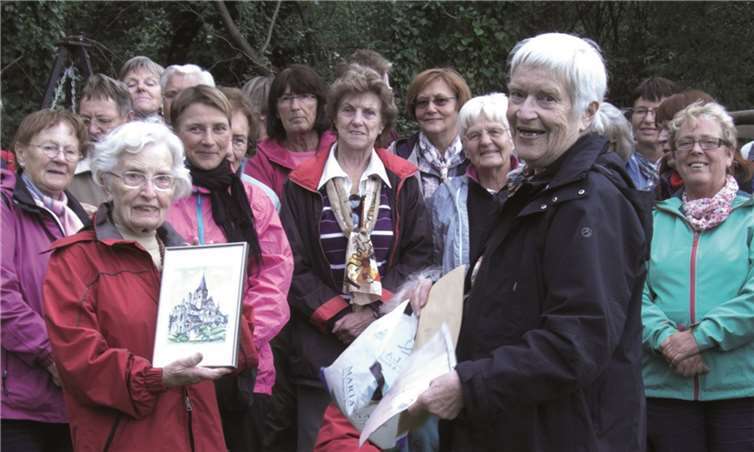 Im Rahmen des Festes wurde Margret Rolser (l.) von der Vereinsvorsitzenden Renate Herzog für ihren jahrzehntelangen Einsatz als Wanderführerin geehrt.privat