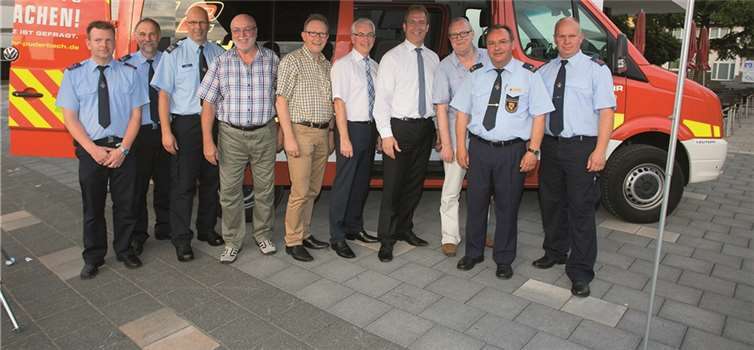 Im Rahmen des Festes wurde der neue ELW1 offiziell an die Wehrleitung übergeben.WT