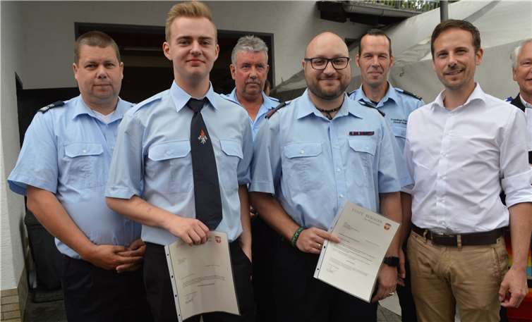 Im Rahmen des Festes wurden auch eine Verpflichtung und eine Beförderung vorgenommen (v. l.): Stadtwehrleiter Ingo Wolf, Feuerwehrmann-Anwärter Frederick Göbel, Einheitsführer Siegfried Schmahl, Löschmeister Daniel Weber, stellvertretender Einheitsführer Benedikt Balasus und Bürgermeister Björn Ingendahl.