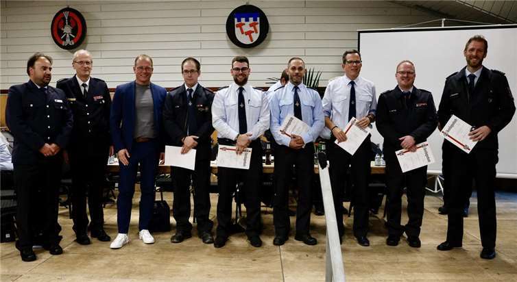 Im Rahmen des Feuerwehrtages der Verbandsgemeinde wurden Führungskräfte der Freiwilligen Feuerwehren der VG Mendig bestellt, ernannt und befördert (von links): Jens Nikolai, Vorsitzender des Kreisfeuerwehrverbandes Mayen-Koblenz, Rainer Nell, Brand- und Katastrophenschutzinspekteur (BKI) Mayen-Koblenz, Jörg Lempertz, Bürgermeister VG Mendig, Christian Doll, Tobias Heuft, Kevin Gehlen, Thorsten Leich, Christopher Wittig und Lukas Reutelsterz.  Foto: Jan Fink/FFW Bell