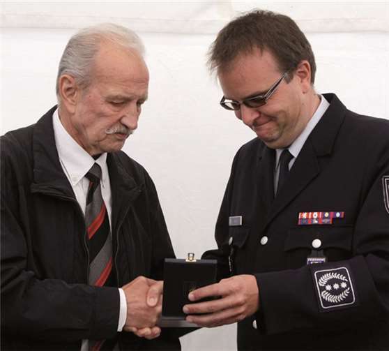 Im Rahmen des Feuerwehrtags wurde Altbürgermeister Werner Zimmermann vom Vorsitzenden des Kreisfeuerwehrverbands Dirk Elbersfeld mit Deutschen Feuerwehr-Ehrenmedaille ausgezeichnet.